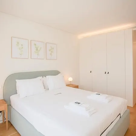 Liiiving In - Crystal Palace Apartment *